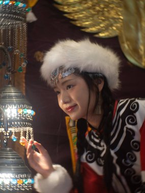 Tayland, Chiang Mai 'de Moğolistan elbiseli güzel bir kadın.