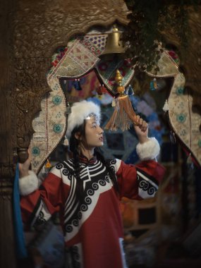 Tayland, Chiang Mai 'de Moğolistan elbiseli güzel bir kadın.