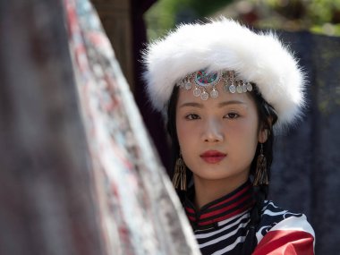 Tayland, Chiang Mai 'de Moğolistan elbiseli güzel bir kadın.