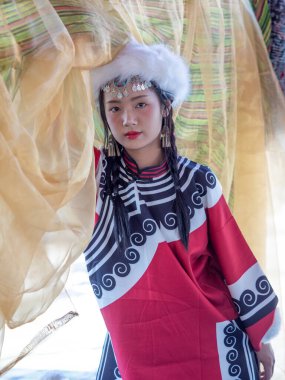 Tayland, Chiang Mai 'de Moğolistan elbiseli güzel bir kadın.