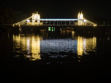 CHIANG MAI, THAILAND - 18 Aralık 2024: Tayland 'da Chiang Mai Festivali' nde Nawarat Köprüsü 'nde yeni yıl festivali sırasında güzel bir ışık manzarası.