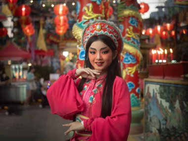 Chiang Mai, Tayland 'da Çin Operası elbiseli güzel bir kadın..