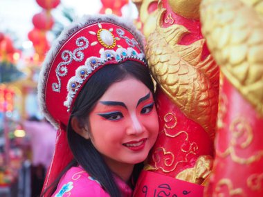 Chiang Mai, Tayland 'da Çin Operası elbiseli güzel bir kadın..