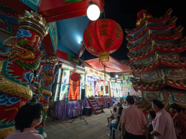 CHIANG MAI, THAILAND - 17 Şubat 2025 'te Çin Operası oyuncuları Chiang Mai, Tayland' daki Çin Mahallesi 'nde konser verdiler..