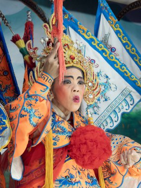CHIANG MAI, THAILAND - 17 Şubat 2025 'te Çin Operası oyuncuları Chiang Mai, Tayland' daki Çin Mahallesi 'nde konser verdiler..