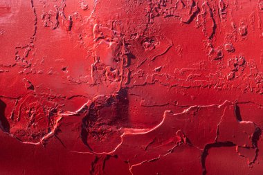 Arka plan için paslı demir çarşafın üzerindeki kırmızı ve gölgenin ışığı.