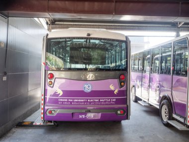 CHIANG-MAI, THAILAND - 6 Mart 2025: CHIANG MAI ÜNİVERSİVERSİTESİ ELEKTRİK SHUTTLE CARS Üniversite Bölgesindeki Chiangmai Üniversitesi öğrencilerine temiz enerji ve hizmet ile çalışan araçlar.