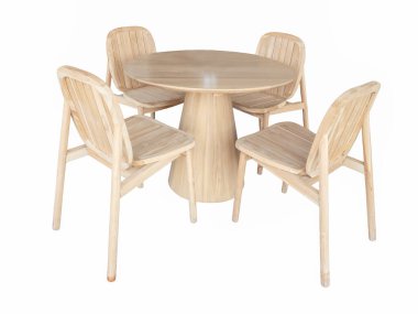 Meşe ağacından masa ve beyaz arkaplanda sandalyeler.