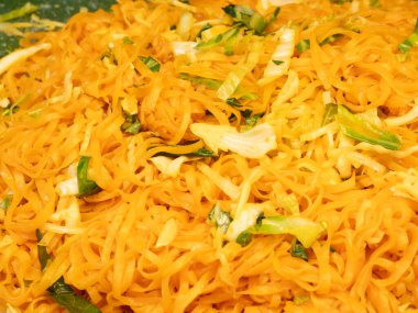 Tayland 'da çeşitli kızarmış erişteler yerel sokak yemekleri kadar hızlı ve kolay yemektir.. 