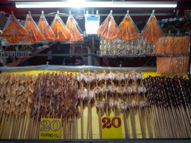 Tayland 'da çok çeşitli yerel sokak yemekleri var.. 