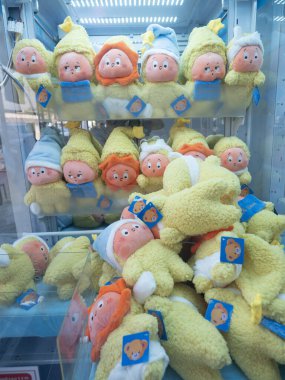 THAILAND - CHIANG-MAI, 10 Mart 2025: Bebek Yakalama Kabinesi, Chiang Mai pazarındaki hedef oyuncağı seçmek için vinç kullanmak zorunda..