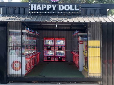 THAILAND - CHIANG-MAI, 10 Mart 2025: Bebek Yakalama Kabinesi, Chiang Mai pazarındaki hedef oyuncağı seçmek için vinç kullanmak zorunda..