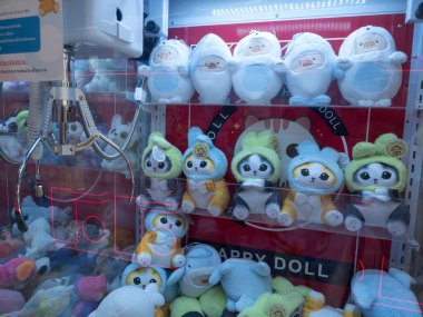 THAILAND - CHIANG-MAI, 10 Mart 2025: Bebek Yakalama Kabinesi, Chiang Mai pazarındaki hedef oyuncağı seçmek için vinç kullanmak zorunda..