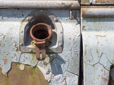 Paslı demirle eski bir arabanın çeşitli parçalarını kapat..