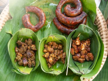 Kuzey Tayland sosisi ya da Sai Oua Tayland 'da yerel sokak yemekleri kadar hızlı ve kolay bir yemektir.. 