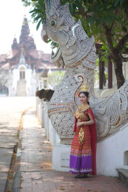 Tayland 'ın başkenti Chiang Mai' de Tayland kostümü giymiş güzel bir kadın..