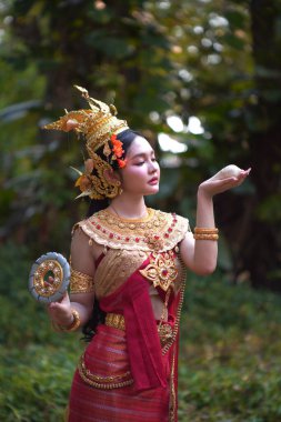 Tayland 'ın başkenti Chiang Mai' de Tayland kostümü giymiş güzel bir kadın..