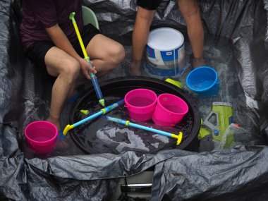 CHIANG MAI - 15 Nisan 2025; Songkran Festivali geleneksel olarak kutlanır. İnsanlar Chiang Mai Hendeği 'nin etrafındaki yolda su sıçratmayı seviyor.. 