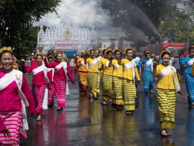 CHIANG MAI, THAILAND - 13 Nisan 2025; Chiang Mai Songkran Festivali. Buda 'nın yıkanma geleneği Phra Singh geleneksel Tayland Yeni Yılı olarak yıllık olarak yürüdü..