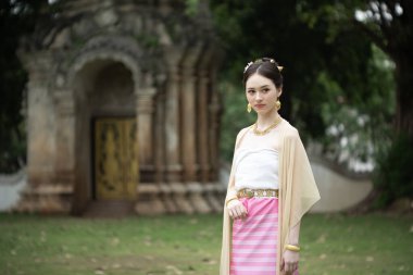 Tayland 'ın Chiang Mai şehrinde eski bir tapınakta geleneksel Tayland Dvaravati elbisesi giymiş güzel genç bir ASEAN kadını.. 