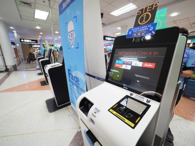 CHIANGMAI, THAILAND - 17 HAZİRAN 2025: Chiang Mai Ulusal Havalimanı 'nda otomatik giriş veya self servis makinesi.