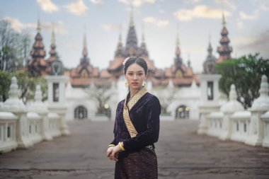 Tayland 'ın Chiang Mai şehrinde eski bir tapınakta geleneksel Tayland Dvaravati elbisesi giymiş güzel genç bir ASEAN kadını.. 