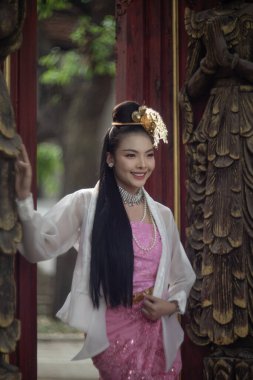 Tayland, Chiang Mai 'de eski bir tapınakta geleneksel Myanmar elbisesi içinde güzel bir Asean kadını.. 