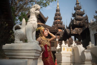 Tayland 'ın başkenti Chiang Mai' de Tayland kostümü giymiş güzel bir kadın..