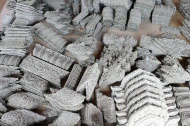 Tayland desenli heykel, el yapımı çimentodan yapılmış ve tapınağın duvarına yapıştırılmış..