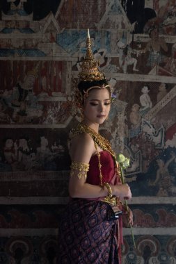 Tayland 'ın Chiang Mai kentindeki eski bir tapınakta eski Tayland Dvaravati kostümlü güzel bir ASEAN kadını..