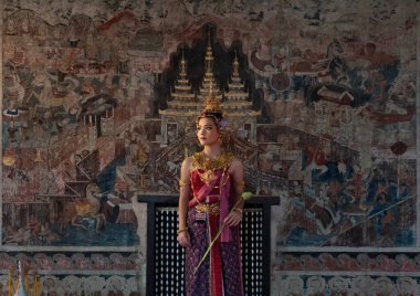 Tayland 'ın Chiang Mai kentindeki eski bir tapınakta eski Tayland Dvaravati kostümlü güzel bir ASEAN kadını..