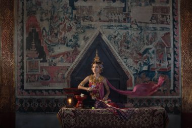 Tayland 'ın Chiang Mai kentindeki eski bir tapınakta eski Tayland Dvaravati kostümlü güzel bir ASEAN kadını..