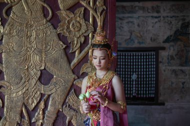 Tayland 'ın Chiang Mai kentindeki eski bir tapınakta eski Tayland Dvaravati kostümlü güzel bir ASEAN kadını..