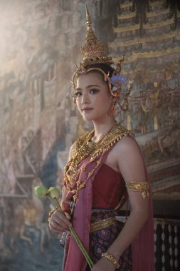 Tayland 'ın Chiang Mai kentindeki eski bir tapınakta eski Tayland Dvaravati kostümlü güzel bir ASEAN kadını..