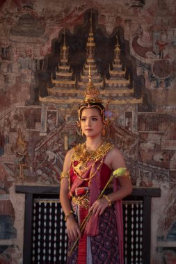 Tayland 'ın Chiang Mai kentindeki eski bir tapınakta eski Tayland Dvaravati kostümlü güzel bir ASEAN kadını..