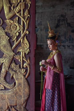 Tayland 'ın Chiang Mai kentindeki eski bir tapınakta eski Tayland Dvaravati kostümlü güzel bir ASEAN kadını..