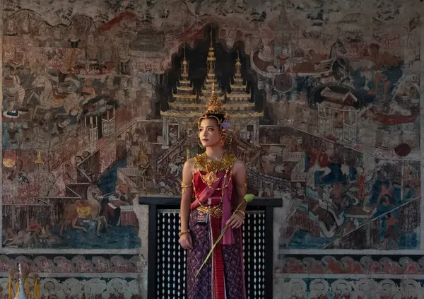 Tayland 'ın Chiang Mai kentindeki eski bir tapınakta eski Tayland Dvaravati kostümlü güzel bir ASEAN kadını..