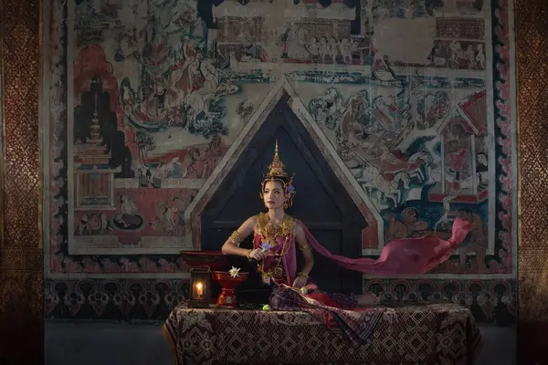 Tayland 'ın Chiang Mai kentindeki eski bir tapınakta eski Tayland Dvaravati kostümlü güzel bir ASEAN kadını..