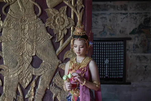 Tayland 'ın Chiang Mai kentindeki eski bir tapınakta eski Tayland Dvaravati kostümlü güzel bir ASEAN kadını..