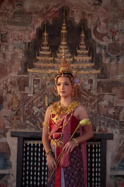 Tayland 'ın Chiang Mai kentindeki eski bir tapınakta eski Tayland Dvaravati kostümlü güzel bir ASEAN kadını..