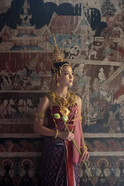 Tayland 'ın Chiang Mai kentindeki eski bir tapınakta eski Tayland Dvaravati kostümlü güzel bir ASEAN kadını..