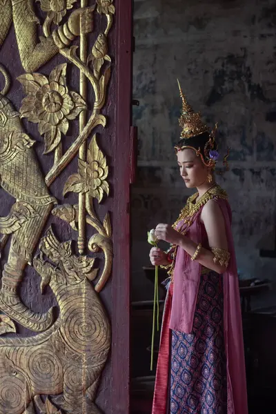 Tayland 'ın Chiang Mai kentindeki eski bir tapınakta eski Tayland Dvaravati kostümlü güzel bir ASEAN kadını..