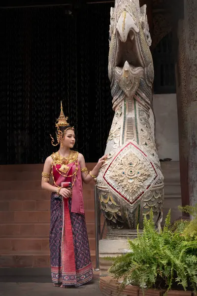 Tayland 'ın Chiang Mai kentindeki eski bir tapınakta eski Tayland Dvaravati kostümlü güzel bir ASEAN kadını..