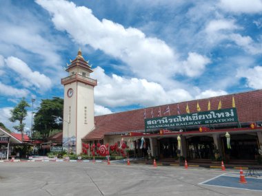 CHIANGMAI, THAILAND - 16 Mayıs 2025: Ching Mai şehrindeki Chiang Mai tren istasyonu çok eski bir mimari binasıdır..