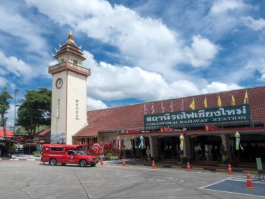 CHIANGMAI, THAILAND - 16 Mayıs 2025: Ching Mai şehrindeki Chiang Mai tren istasyonu çok eski bir mimari binasıdır..