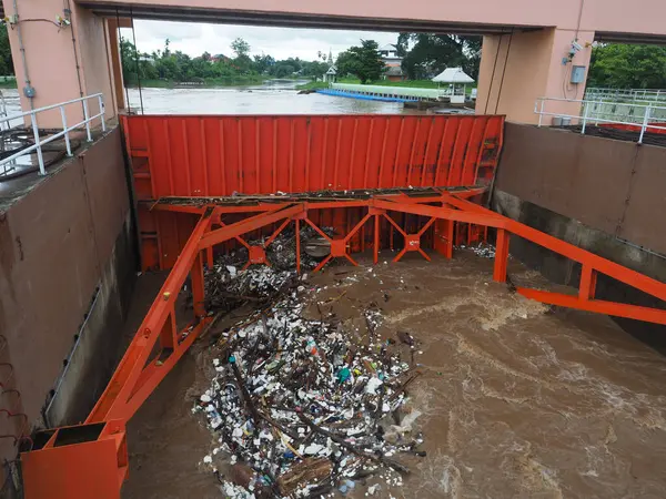 CHIANG MAI, THAILAND 29 Mayıs 2025: yağmur mevsiminde Chiang Mai, Tayland. 