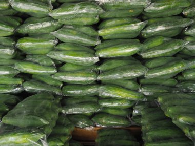 Sebzeler ve meyveler markette toptan satılmak üzere plastik torbalara dolduruldu..