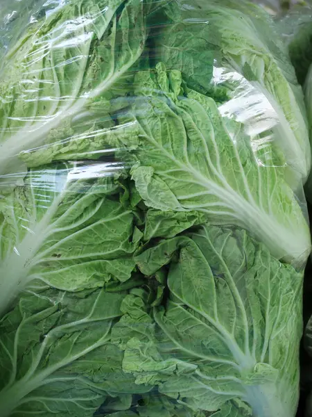 Sebzeler ve meyveler markette toptan satılmak üzere plastik torbalara dolduruldu..