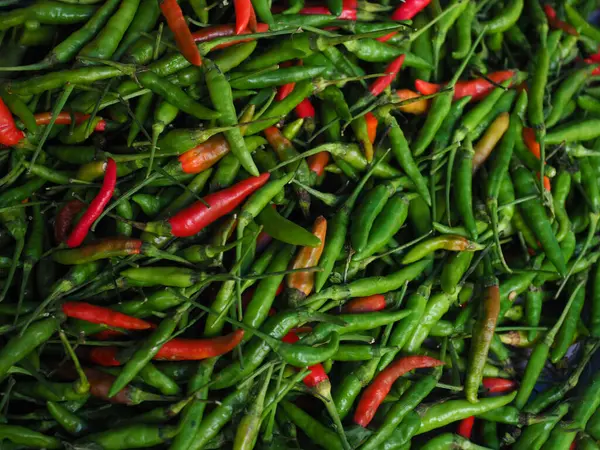 Taze sebzeler pazarda toptan fiyatına satıldı.