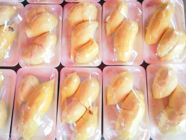 Tropikal Meyveler Kralı Durian 'ın paketi toptan pazarda.